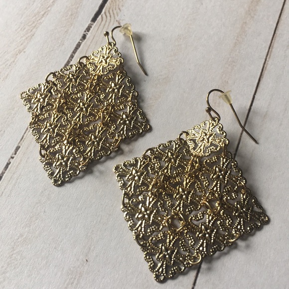 Beautiful Gold Filigree Earrings - Picture 2 of 2